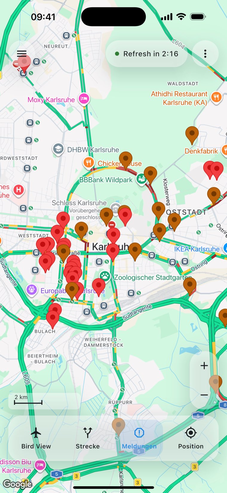 Dieselbe Karte mit eingeschalteter Meldungsebene: rote und braune Marker für Staus, Baustellen und Sperrungen.