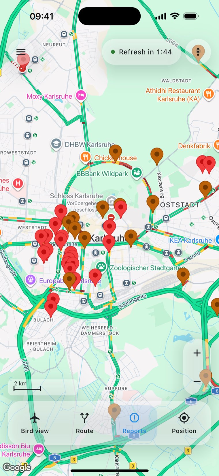 The same map with the incident layer on: red and brown markers for jams, roadworks and closures.